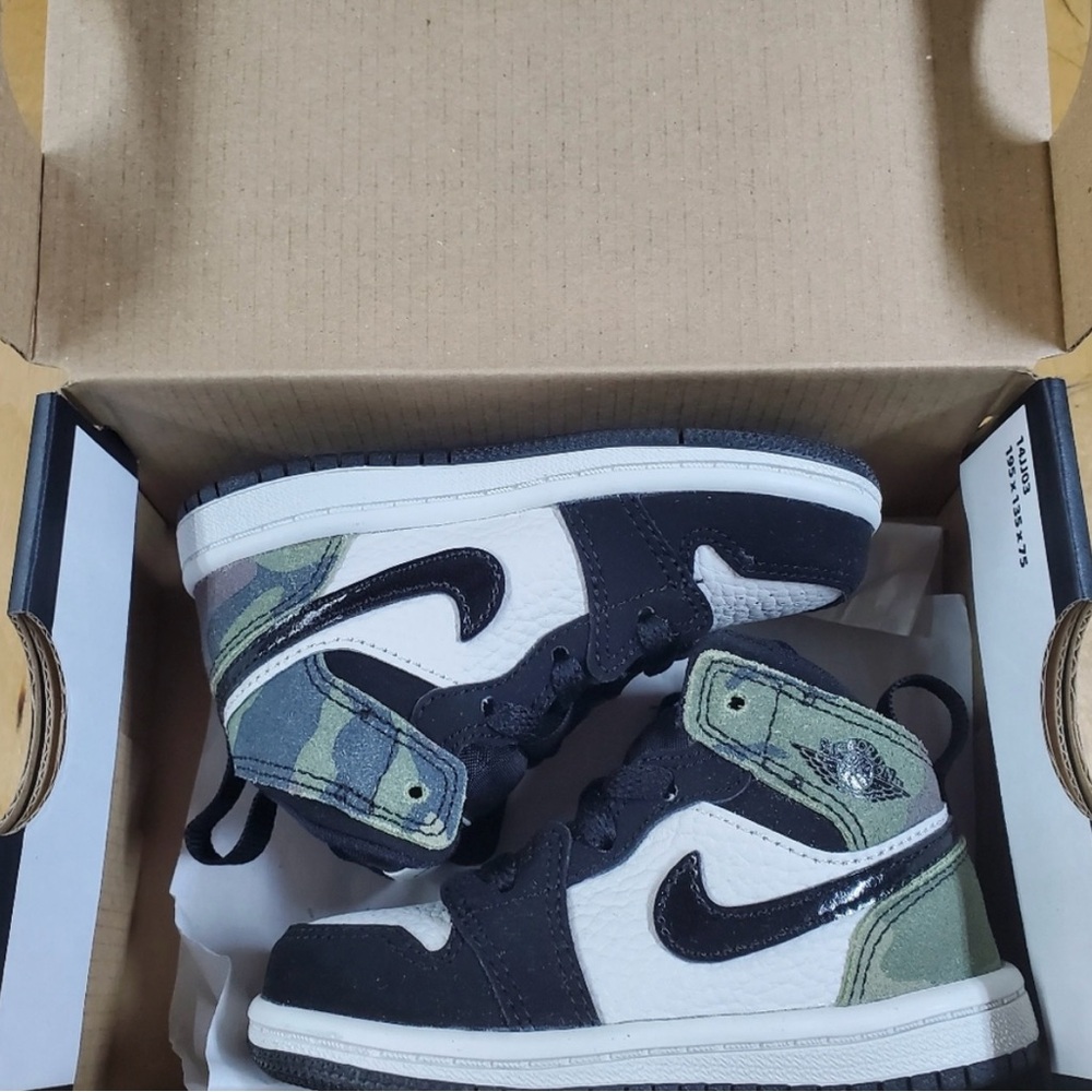 Jordan 1 Kids Black and Green Camouflage Sneakers